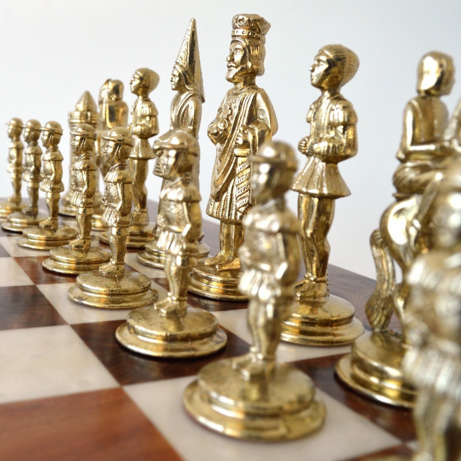 Set de sah "Regele Arthur", cu tabla de lemn si piese de zinc