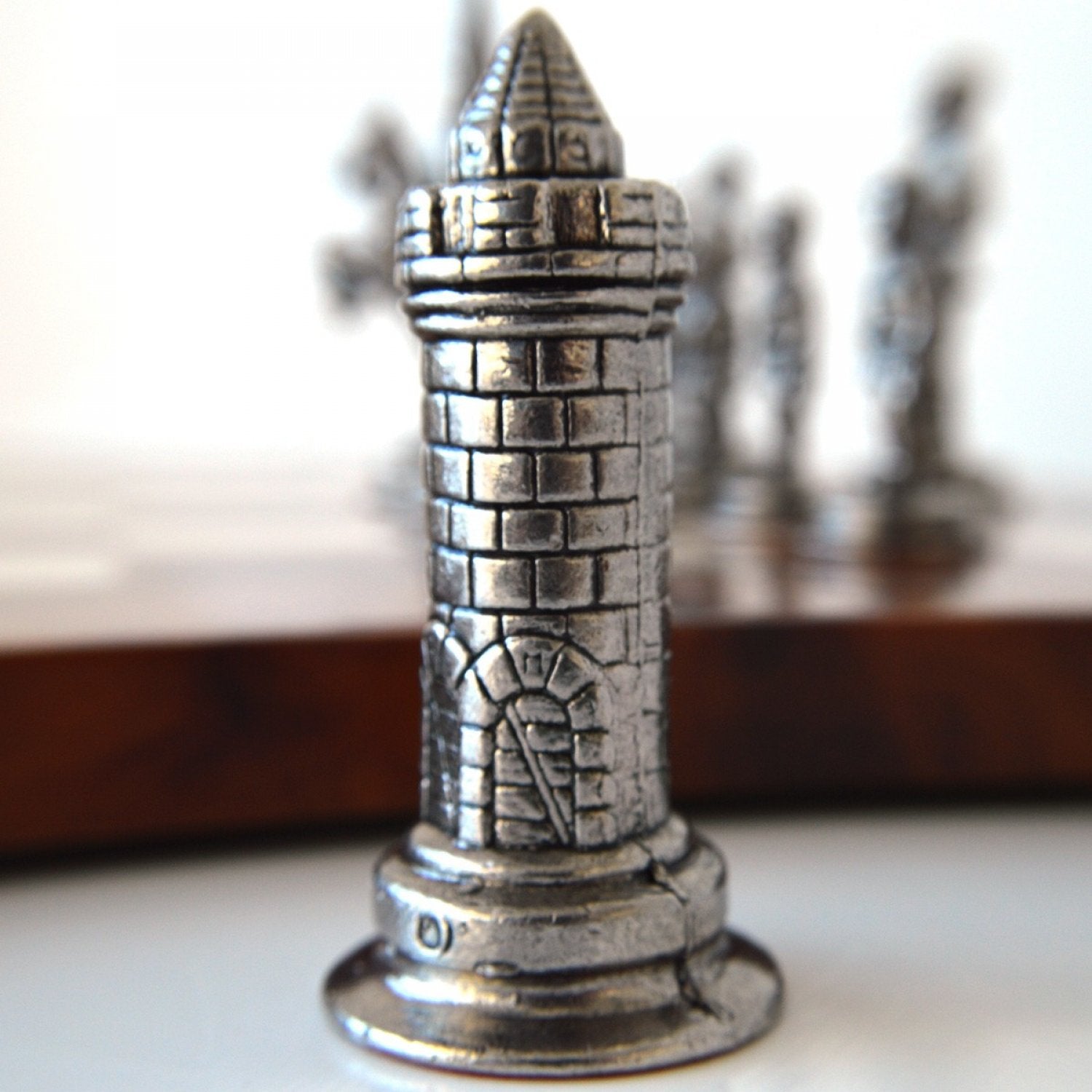 Set de sah "Regele Arthur", cu tabla de lemn si piese de zinc